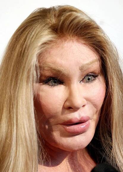 Jocelyn Wildenstein vyrazila s přítelem do klubu a děsila lidi na ulici!