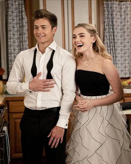 Americká manželka - Maturitní ples - Z filmu - Peyton Meyer, Meg Donnelly