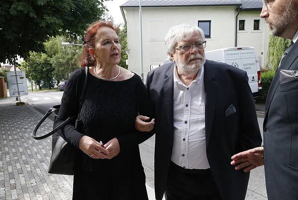 Jan Kačer pochovává manželku Ninu, včera se loučil se Šafránkovou. Hereckého barda musela podepírat dcera - Expres.cz