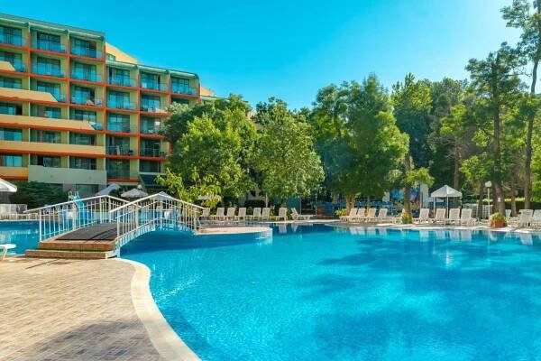 Bazén v ubytování MPM Hotel Kalina Garden - All Inclusive nebo v jeho okolí