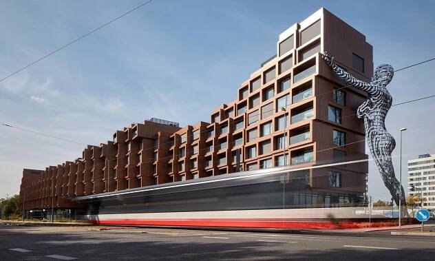 Bytový dům Fragment v pražském Karlíně podepírají sochy a torza od Davida Černého – DesignMag.cz