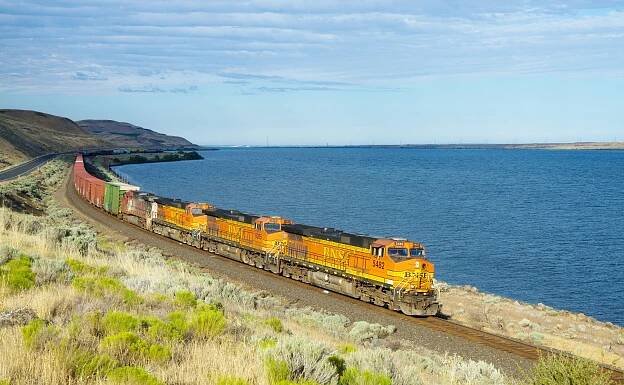BNSF #5482 (GE Dash-9), leads train consist at Kennewick - Wishram, WA
