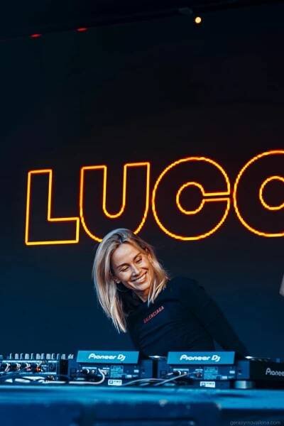 Lucie v našem rozhovoru říká, že zná jen málo DJek, které by dokázaly skloubit práci v zahraničí s poklidným rodinným životem.