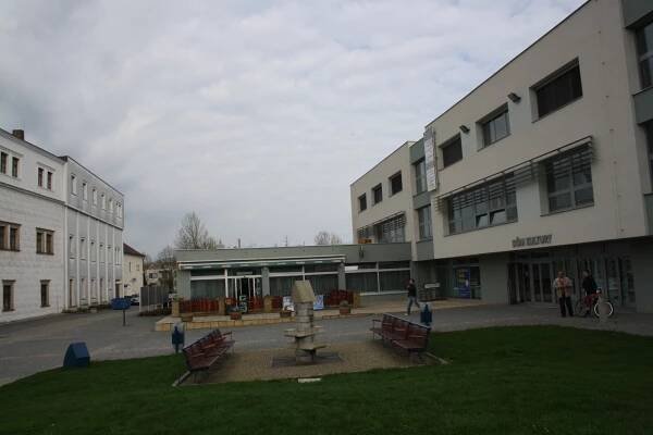 Na kulturním domě se zabydlely včely. Kyjovu mohou nasbírat až třicet kilo medu