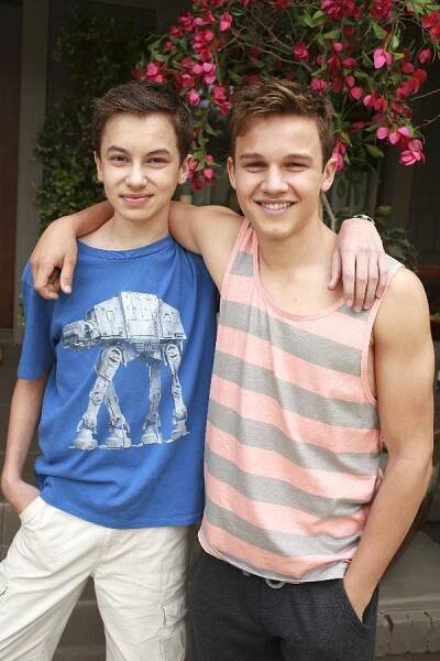 Fosterovi - Den otců - Z natáčení - Hayden Byerly, Gavin MacIntosh