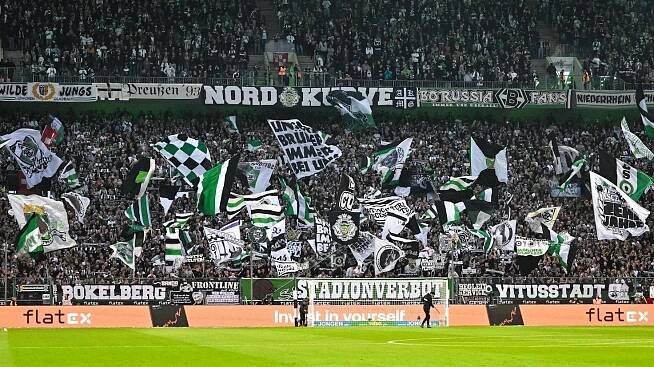 Fans von Borussia Mönchengladbach in der Nordkurve. Dieses Symbolfoto aus dem Borussia-Park ist am 22. Oktober 2022 entstanden. Zu sehen sind zahlreiche Fahnen und Banner, dazu tausende Gladbach-Anhänger.