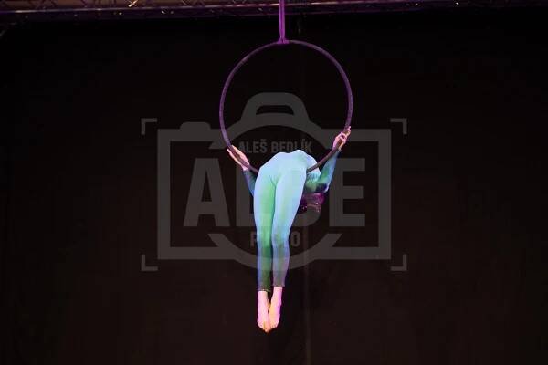 3. Aerial hoop kids 12-13 let - albephoto.cz