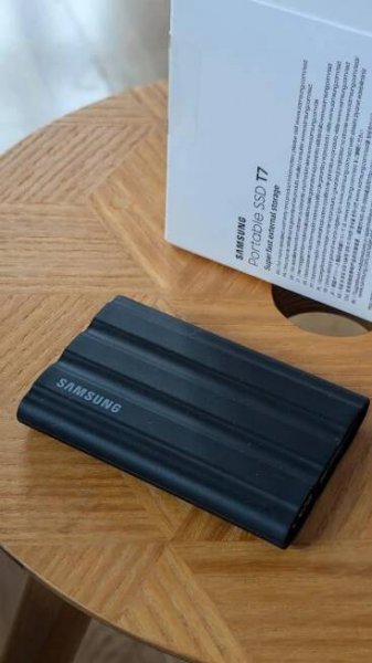 Samsung Portable SSD T7 Shield 4TB černý
