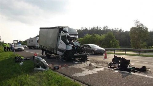 Dálnici D5 uzavřela na 25. kilometru ve směru na Prahu nedaleko Berouna nehoda kamionu a dodávky.