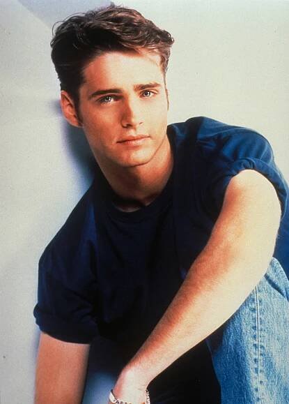 Herec Jason Priestley oslaví 51. narozeniny. Seriálový Brandon se vizáží výrazně proměnil - galerie | Život v Česku