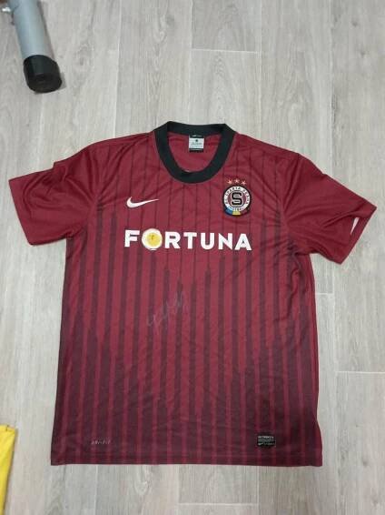 Dres fotbalového klubu AC Sparta Praha s podpisem Tomáš Řepka