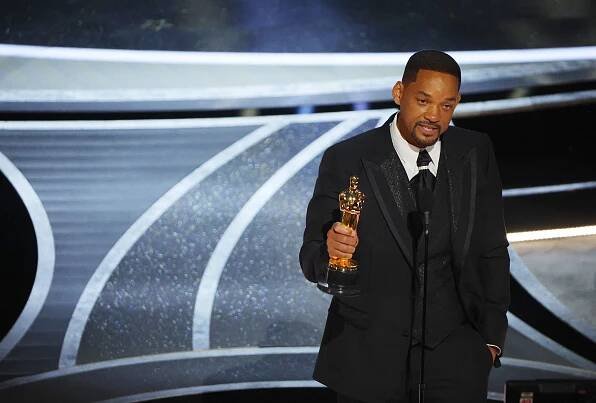 Will Smith se omluvil Chrisi Rockovi za facku na Oscarech. ‚Mé chování bylo nepřijatelné,‘ napsal