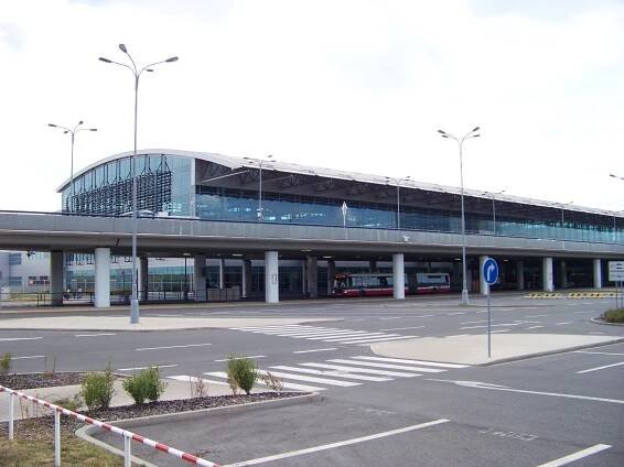 Soubor:Letiště Ruzyně, terminál 2.jpg