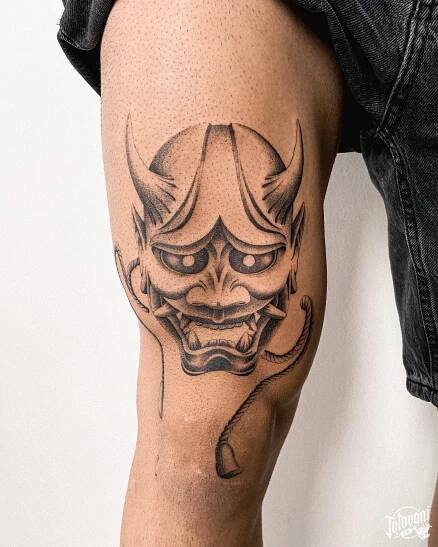 Tetování maska hannya na stehně