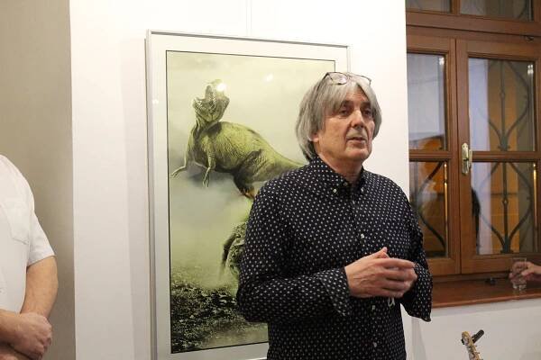 Dinosaurům dává život. Ilustrátor Jurského parku Sovák vystavuje v Táboře