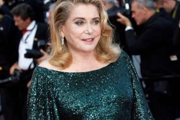 Herečka Catherine Deneuve má velké starosti. Její vnuk je obviněn ze zločinu