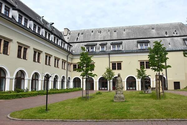 Ústavy odchází, na zámek a hrad budou jezdit turisté