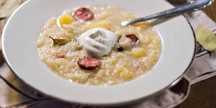 Kyselica byla po staletí sytou a výživnou polévkou valašských horalů. Jejím základem jsou kysané zelí a brambory. 