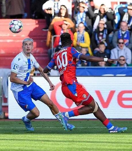 Fotbalisté Baníku Ostrava (v bílém) proti Plzni v duelu 12. kola Chance ligy.