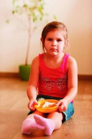 Nemocná Linda (5) může jíst jen párky za 600 korun, jinak bude retardovaná!