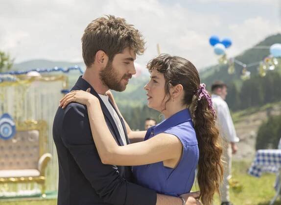 Vermem Seni Ellere - Episode 3 - Z filmu - Emre Bey, Buse Meral