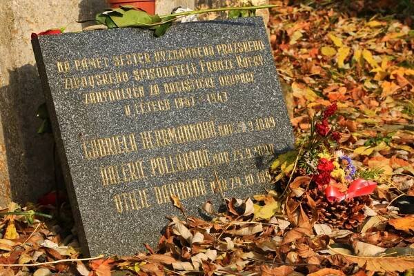 Franz Kafka grave, Franz Kafka, Nový židovský hřbitov, New Jewish Cemetery, Olšany Cemetery, Olšanské hřbitovy, Prague, Prag, Praha, Czech Republic, fotoeins.com