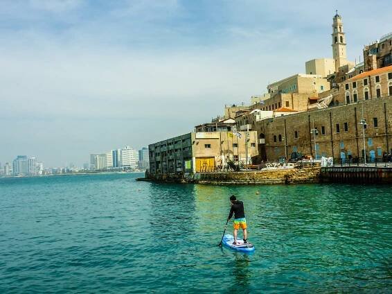 Paddeln zwischen Geschichte und Moderne: Vom alten Hafen in Jaffa geht’s Richtung der Skyline von Tel Aviv.