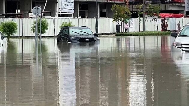 Že za povodně v Dubaji může očkování mraků? Ne, změna klimatu, míní experti