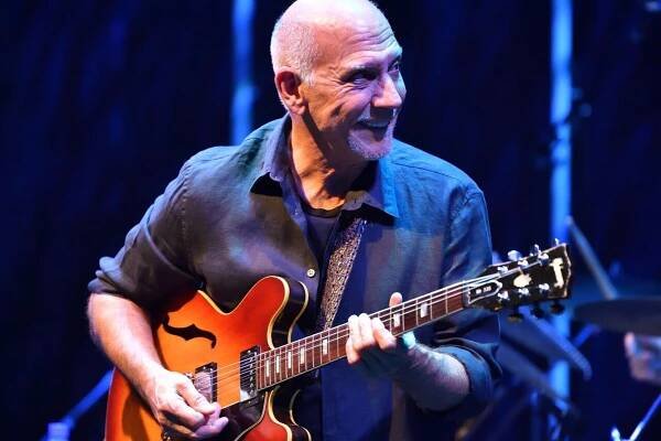 Larry Carlton
