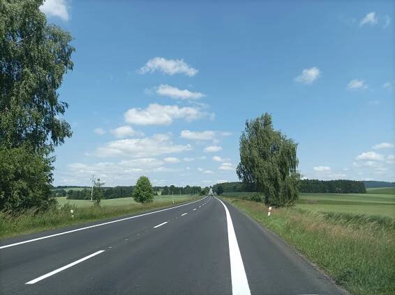 Silnice mezi Žďárem a Stržanovem má nový povrch. Řidiči už projedou bez omezení