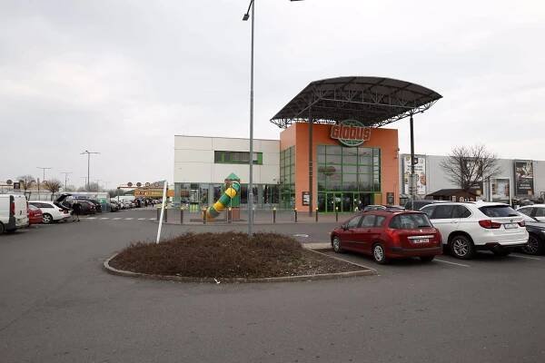  A nakonec nařídila zavřít prakticky všechno.