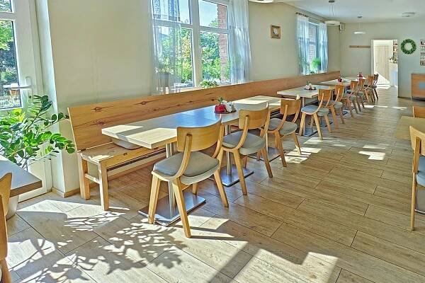 Rezervace stolu v restauraci v srdci Posázaví
