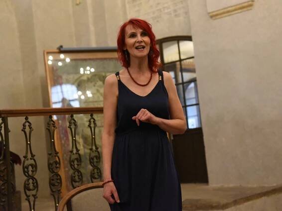 Básnířka Jitka Nováková pozvala zaplněnou synagogu v Kolíně S kloboukem do nebes