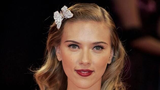 Na filmovém festivalu v Benátkách zvolila herečka Scarlett Johanssonová jako ozdobu vlasů překrásnou diamantovou brož ve tvaru motýla.