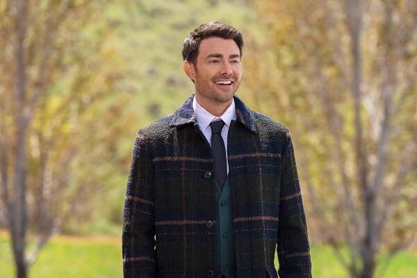 Why Hallmark Star Jonathan Bennett Doesn’t Decorate for Christmas