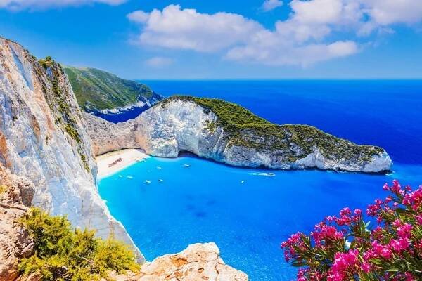koktejl | Ani Maledivy, ani Havaj. Nejkrásnější ostrov na světě je vzdálený jen dvě a půl hodiny letu z Prahy in 2025 | Greek islands, Greece islands, Beautiful islands