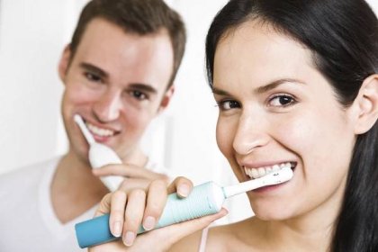 Jak si vyčistím zuby elektrickým zubním kartáčkem? Jak jej správně používat a jak často jej můžete používat? Vyčistěte si zuby a naneste pastu