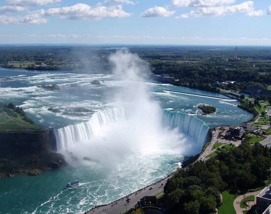 Niagarské vodopády hučí už 12 000 let. Posouvají se o 30 cm ročně a v sudu je sjela i 63letá učitelka