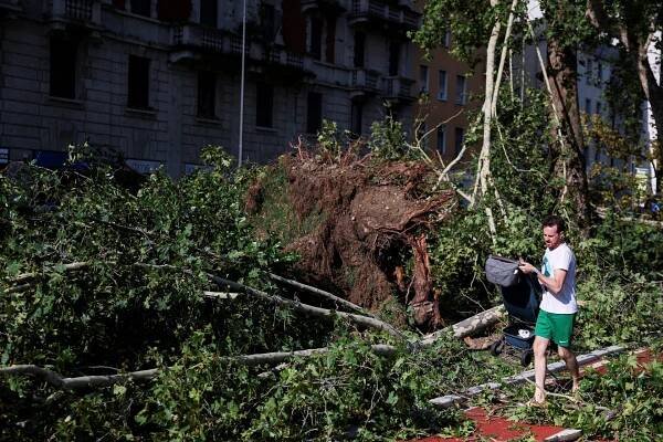 Bouře v Itálii provázely i obří kroupy až 19 cm velké! Na jihu evakuovali turisty kvůli požárům