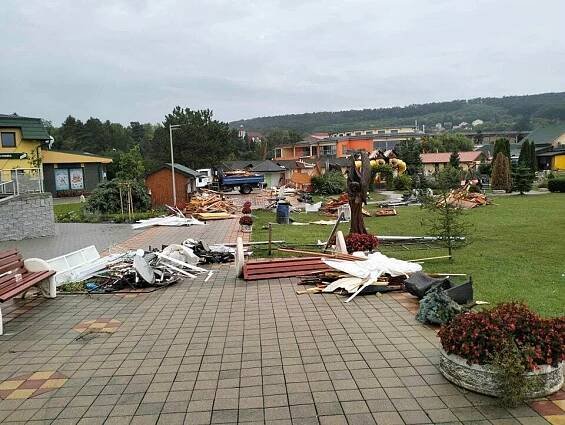Koupaliště Podhájská zasáhlo tornádo: Vítr převrhl karavan s českou rodinou! Zranila se roční holčička