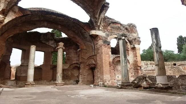 Hadriánova vila (Villa Adriana): rozlehlá luxusní rezidence římského císaře, z níž se dochovalo jenom málo, ale pořád dokáže uchvátit