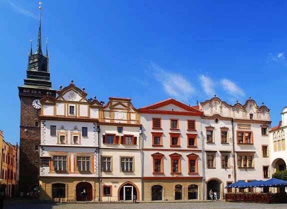 Soubor:Pardubice, Pernštýnské náměstí, západní strana.jpg – Wikipedie