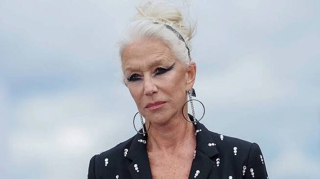 Lady Gaga? Ne, Helen Mirren (76)! Sledujte, jak herečku změnilo extravagantní líčení, vysoké platformy a drsný výraz