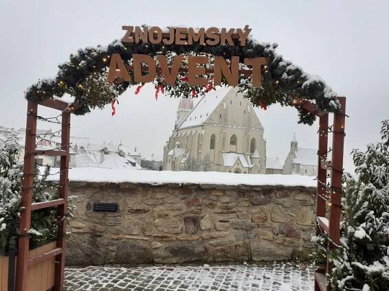 Znojmo před adventem. Kolo i betlém stojí. Cestou k rotundě lidé potkají ovce