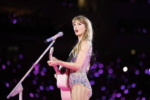 Recenze: Taylor Swift: The Eras Tour vás donutí zpívat, tancovat a křičet z plných plic