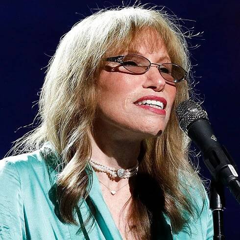 81-Year-Old Carly Simon Has Beauty Tips for Anyone "Tired of Looking Young"