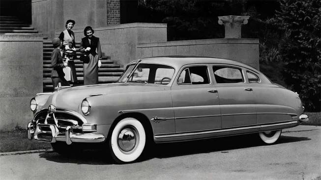 Nejdříve tu byl majestátní Hornet od poválečné značky Hudson, stylový sedan či kupé v designu bujících 50. let v USA, dodnes známý i díky úspěšnému závoďáku „Fabulous Hudson Hornet“ ze série NASCAR. Zdroj: Hudson