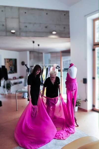 Natálie Jirásková byla nejvýraznější maturantkou ve smyslných šatech. Designérské duo obléká i její matku
