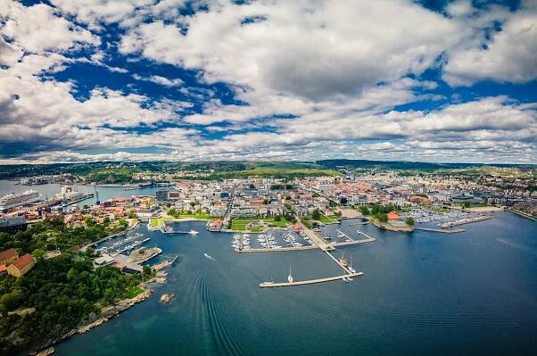 Pohled dronem na Kristiansand a Kvadraturen z Oderoya, Norsko stock fotka