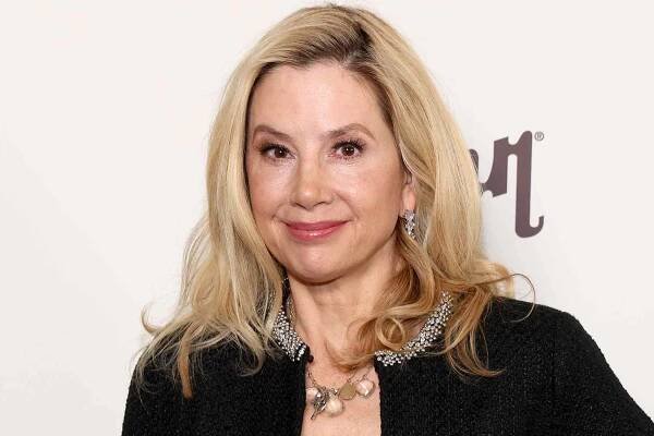 Mira Sorvino Tears Up at 90s Con While Recalling How Harvey Weinstein 'Stifled' Her Career